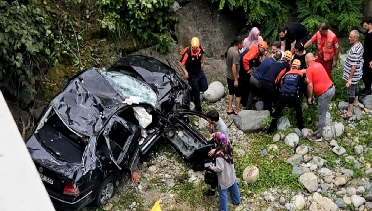 Rize Fındıklı’da Trafik Kazası: Bir Ölü, Birçok Yaralı Rize Fındıklı'da trafik kazası: 1 ölü ve çok sayıda yaralı