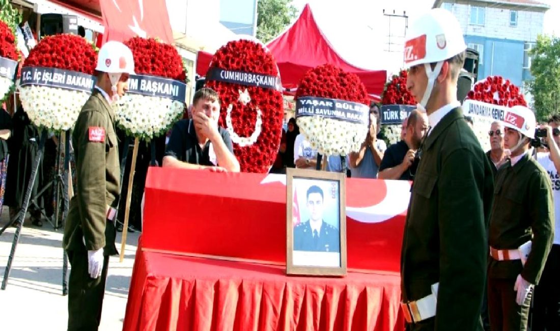 Şehit Üsteğmen Tuğrul Özsu İçin Düzenlenen Anma ve Cenaze Töreni Şehit Üsteğmen Tuğrul Özsu için düzenlenen anma ve cenaze töreni,