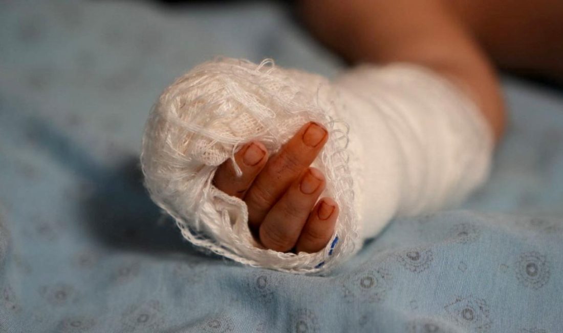 Serumu çıkarmak isterken üç aylık bebeğin parmağını kesti Üç aylık bebeğin parmağı, serum çıkarılırken yanlışlıkla kesildi. Olayın detayları