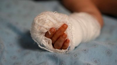 Üç aylık bebeğin parmağı, serum çıkarılırken yanlışlıkla kesildi. Olayın detayları