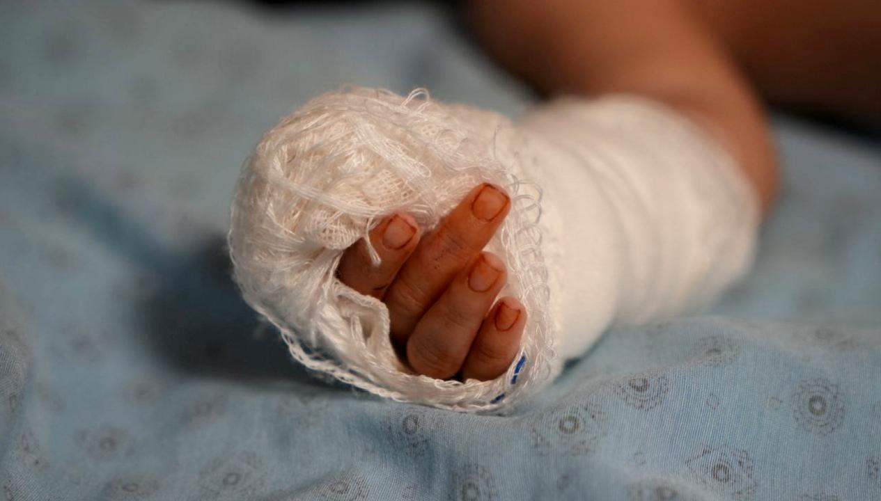 Üç aylık bebeğin parmağı, serum çıkarılırken yanlışlıkla kesildi. Olayın detayları