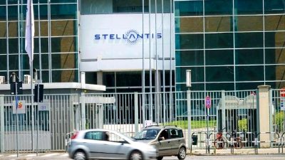 Stellantis, yılın ikinci yarısı için temkinli toparlanma beklentisini açıkladı. Detaylar