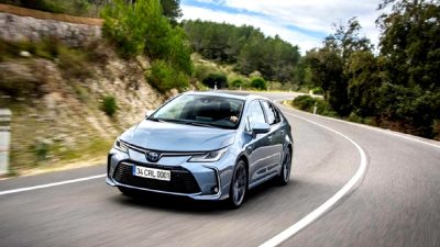 Toyota, 5,5 milyon araç satarak Volkswagen'i geride bırakarak otomotiv sektöründe