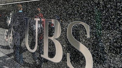 UBS, güçlü bir çeyrekte kar ve gelir tahminlerini aştı. Finansal