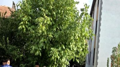 Üçüncü kattan düşen bir kadın ağır yaralandı. Olayın detayları için