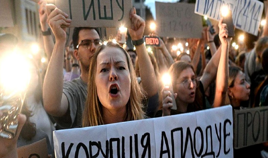 Ukrayna'daki yolsuzluk krizi ve Zelenski'nin geri adımı: Son gelişmeler ve