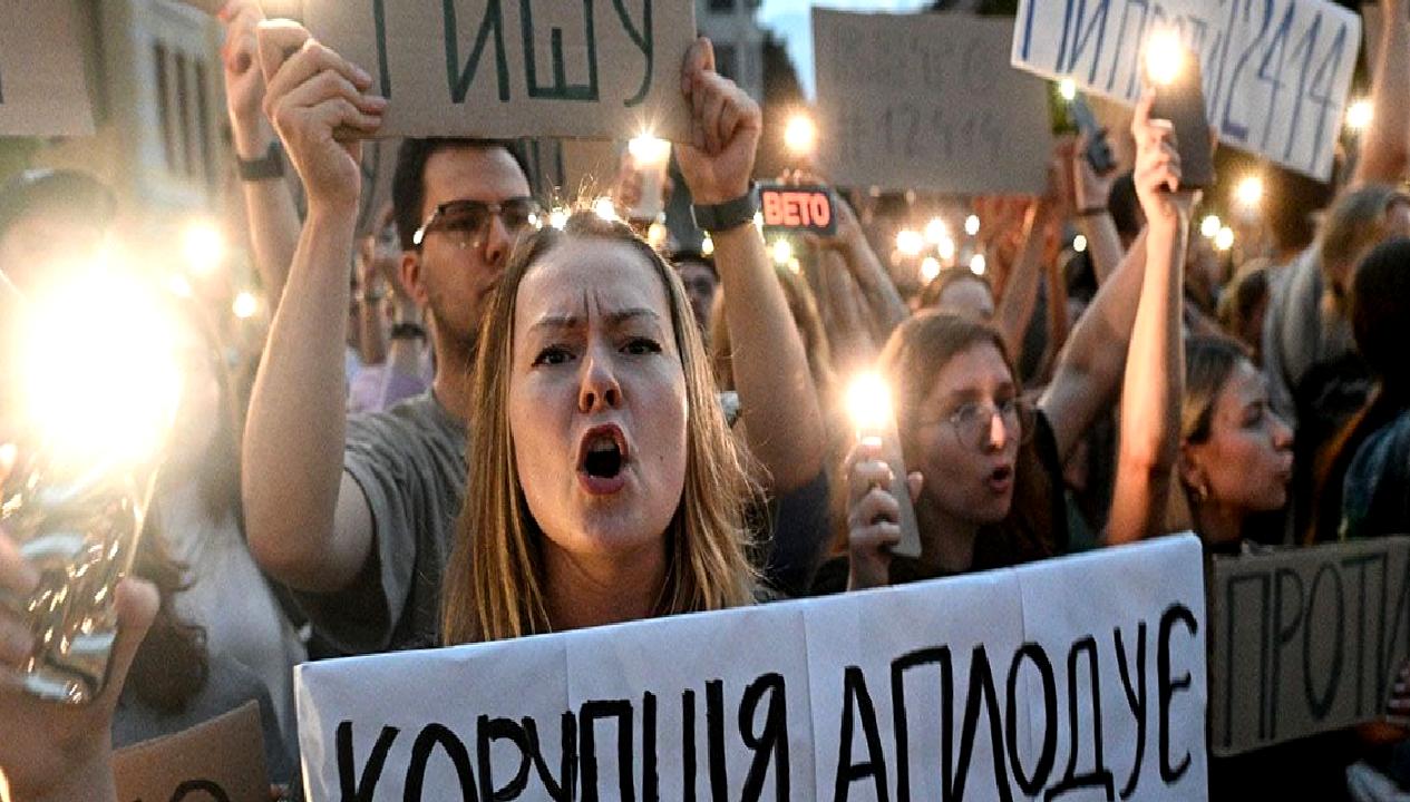 Ukrayna'daki yolsuzluk krizi ve Zelenski'nin geri adımı: Son gelişmeler ve