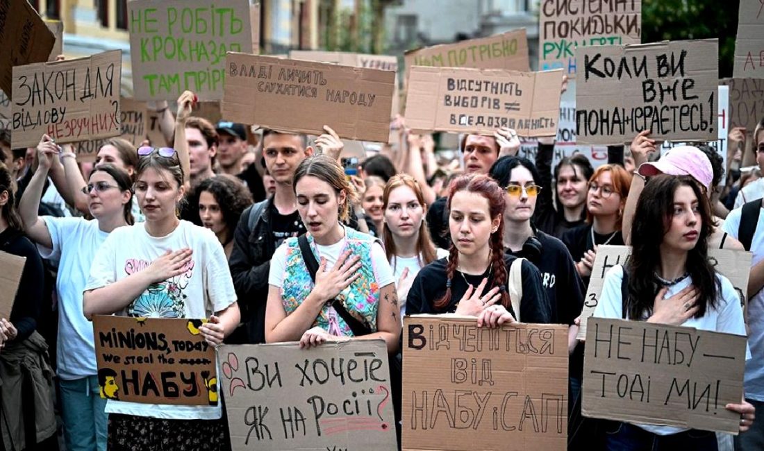 Ukrayna'da yolsuzlukla mücadele çabaları ve halk protestolarını ele alan kapsamlı