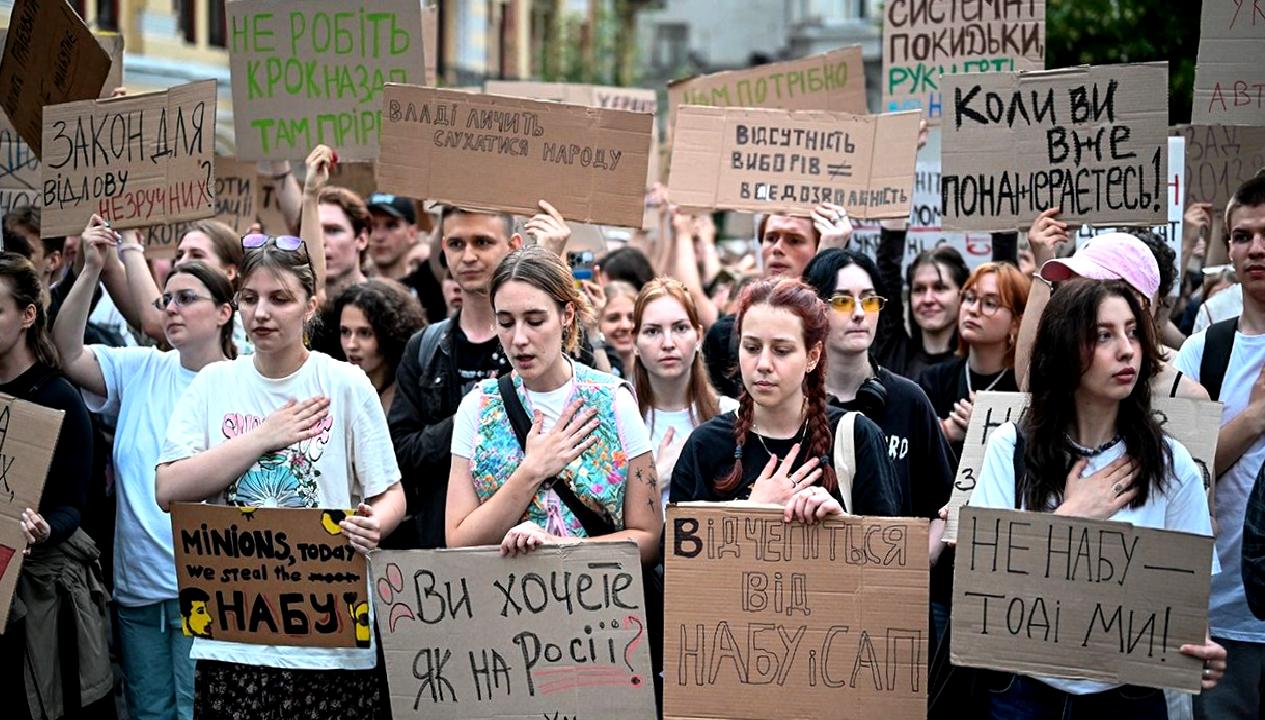 Ukrayna'da yolsuzlukla mücadele çabaları ve halk protestolarını ele alan kapsamlı